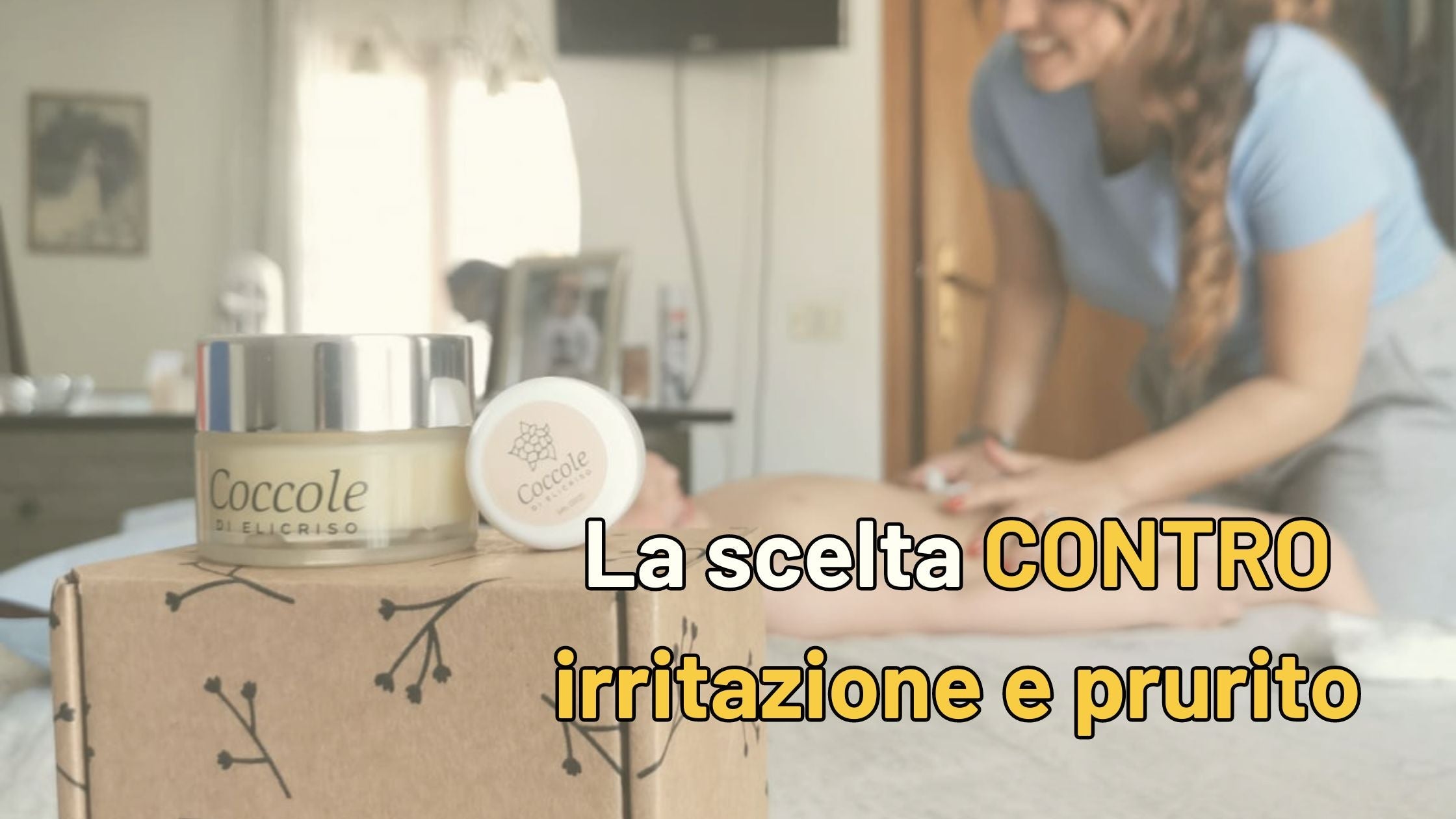 Mamma con bimbo con dermatite atopica che mette Coccole di elicriso per irritazione e prurito